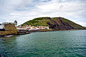 Azzorre, Isola di Faial - La baia di Porto Pim a Horta. A sinistra un particolare della fortificazione della Porta del Mare 